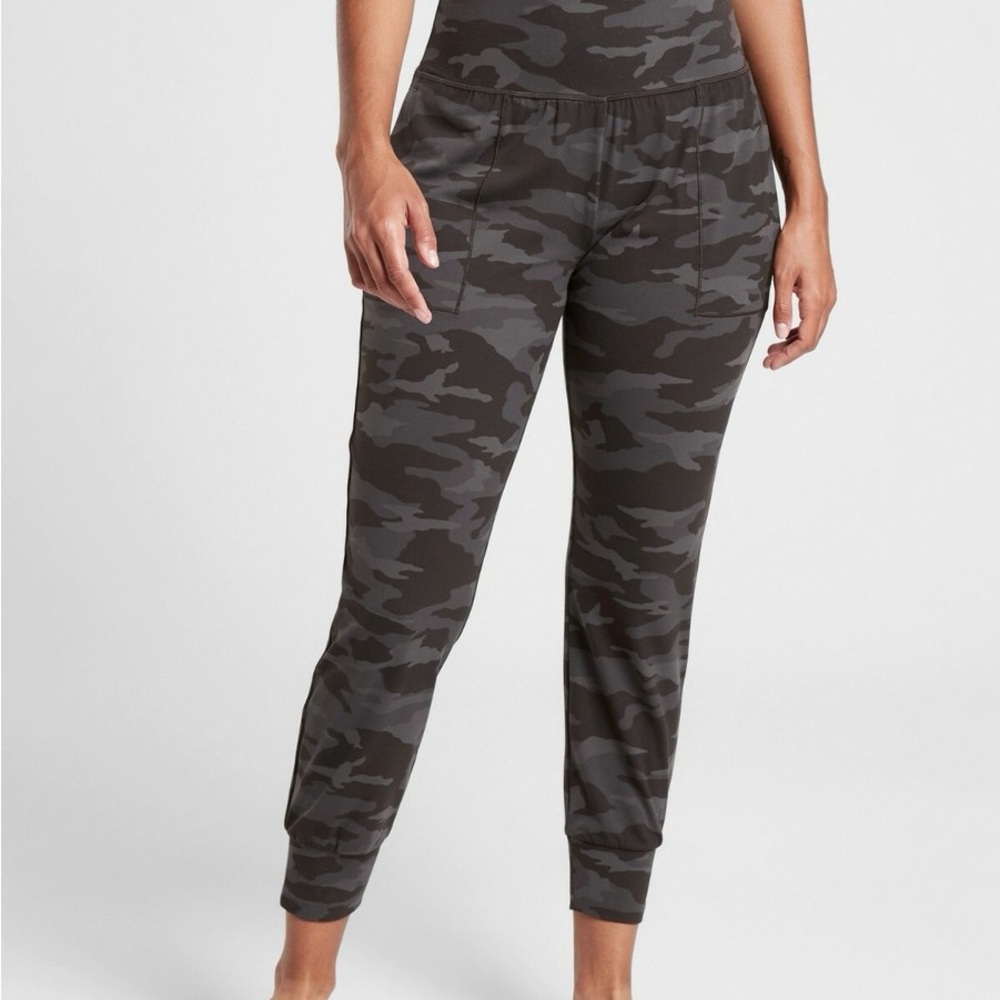 Athleta Salutation Black and Gray Camo Joggers